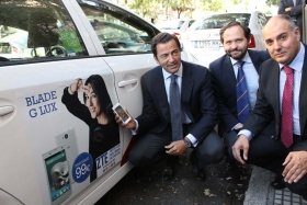 ZTE, la primera multinacional que apuesta por los taxis de Madrid para anunciar sus productos