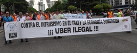 Las organizaciones de taxistas han mantenido una primera reunión en Bruselas para coordinarse frente a la amenaza de UBER