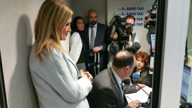 La presidenta de la CAM felicita las fiestas al sector del taxi