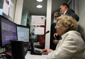 Manuela Carmena felicita las fiestas desde Radio Taxi Gremial