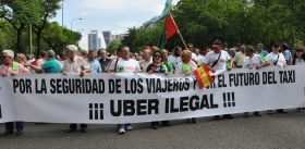 Las asociaciones de taxistas esperando para reunirse con la Ministra de Fomento