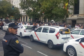 CIENTOS DE TAXISTAS SE CONCENTRAN A LAS PUERTAS DE LA CNMC PARA PEDIR LA DIMISIÓN DE MARÍN QUEMADA