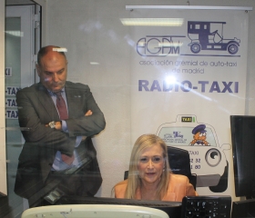 Cristina Cifuentes se compromete con el sector del taxi en su visita a Gremial