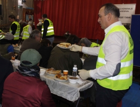 LA ASOCIACIÓN GREMIAL AYUDA A MENSAJEROS DE LA PAZ SIRVIENDO SU DESAYUNO SOLIDARIO