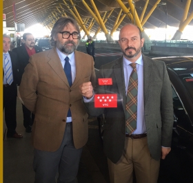 La Comunidad de Madrid presenta los distintivos para VTC para luchar contra el intrusismo