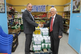 Radio Taxi Gremial entrega a Mensajeros de la Paz kilos de alimentos gracias a la campaña de ‘Recogida a coste cero’