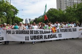 El sector del taxi español gana la primera batalla a UBER