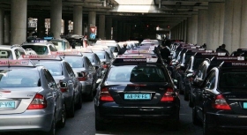 EL CONGRESO APRUEBA POR UNANIMIDAD QUE LOS TAXIS Y VTCS LLEVEN MATRÍCULAS AZULES