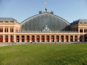 El Ayuntamiento instalará una cámara en Atocha que multará a todos los que paren delante de la parada de taxi