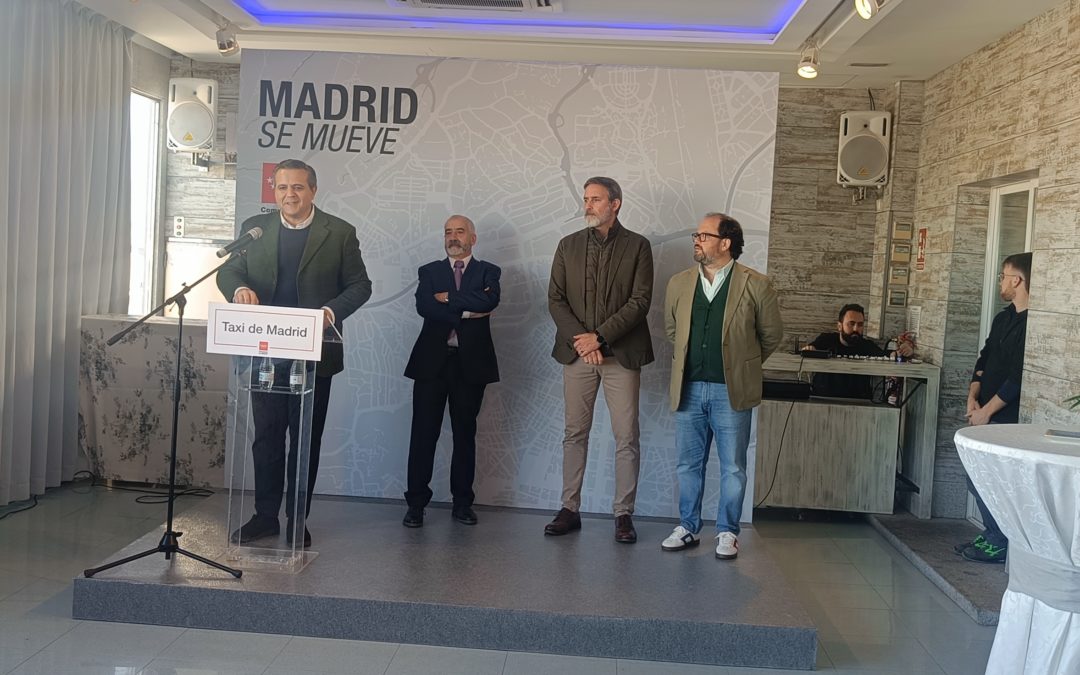 EL CONSEJERO DE TRANSPORTES ACOMPAÑA A LOS TAXISTAS DE GREMIAL EL DIA DE NOCHEBUENA PARA FELICITARLES LAS FIESTAS