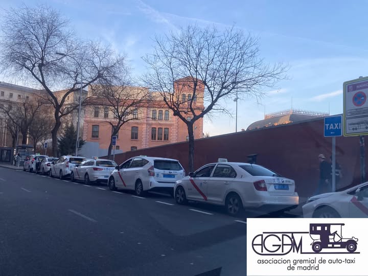 AMPLIACIÓN DE LA PARADA OFICIAL DE TAXI EN LA CALLE MÉNDEZ ÁLVARO