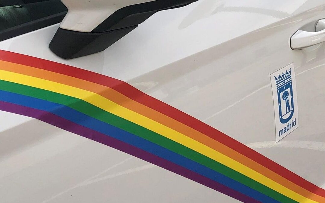 MADRID ORGULLO 2025. AUTORIZADA LA FRANJA DIAGONAL CON LOS COLORES DEL ARCO IRIS EN LOS TAXIS DE MADRID. RECOGE LA TUYA EN GREMIAL