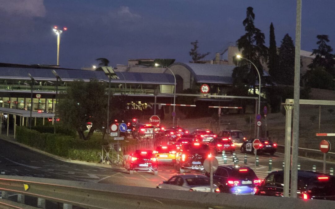 LA ASOCIACIÓN GREMIAL DEL TAXI EXIGE SOLUCIONES ANTE EL CAOS DIARIO EN LA TERMINAL 2 DEL AEROPUERTO DE BARAJAS
