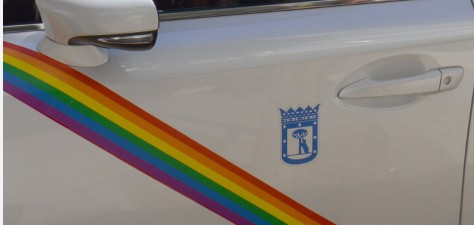 LOS TAXIS DE MADRID PODRÁN LLEVAR LA FRANJA DIAGONAL CON LOS COLORES DEL ARCO IRIS CON MOTIVO DEL MADRID ORGULLO 2026. CONSIGUE EN GREMIAL LA TUYA